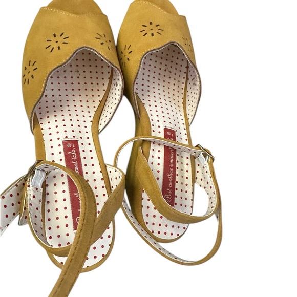 1940s Mustard Yellow Peep Toe Ankle Strap scallop cut Wedge Heels - Picture 9 of 9